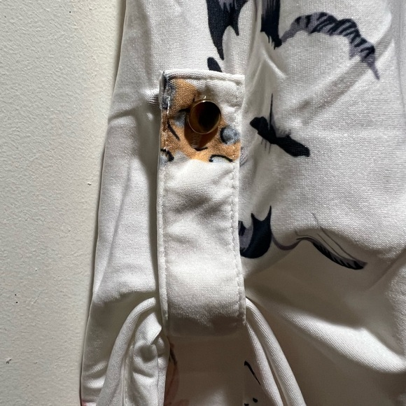 Woman’s blouse and necklace set - Picture 2 of 4